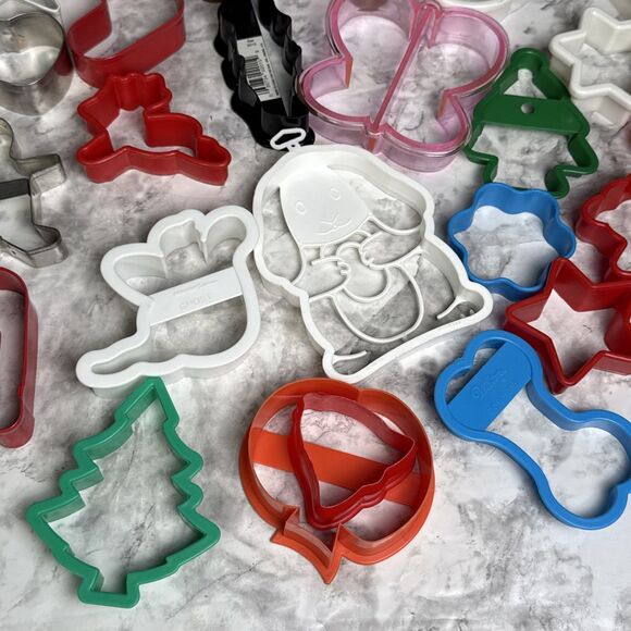 Christmas Holiday Cookie Cutters Mostly Plastic A Few Metal Lot Of 29 Assorted - Picture 3 of 5